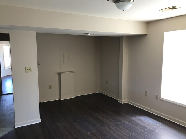 Building Photo - 200 E King St