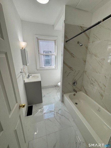 Building Photo - 107 Fremont St