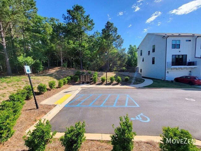 Building Photo - 645 District Ct