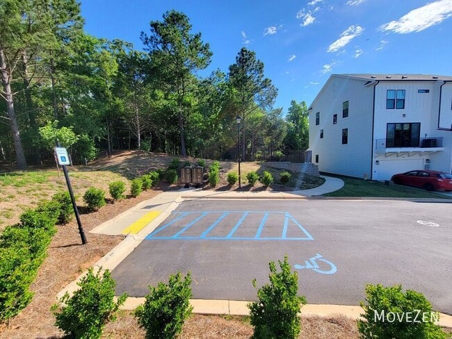 Building Photo - 645 District Ct