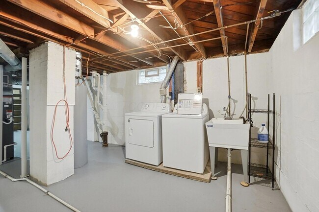 Building Photo - 2695 Bellwood Ave