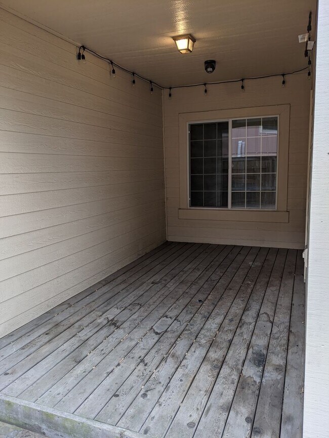 Building Photo - Beautiful 3-Bedroom, 2-Bath Duplex On A Corner Lot!