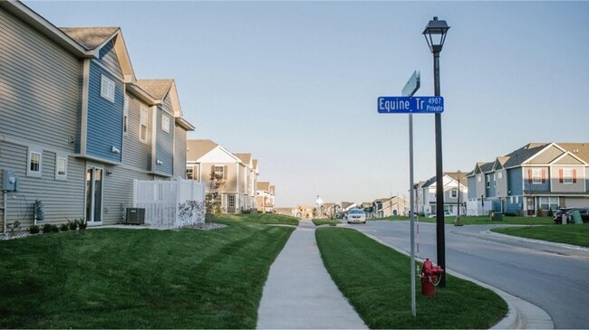Building Photo - Stunning End Unit 3bed 3bath Townhome in W...
