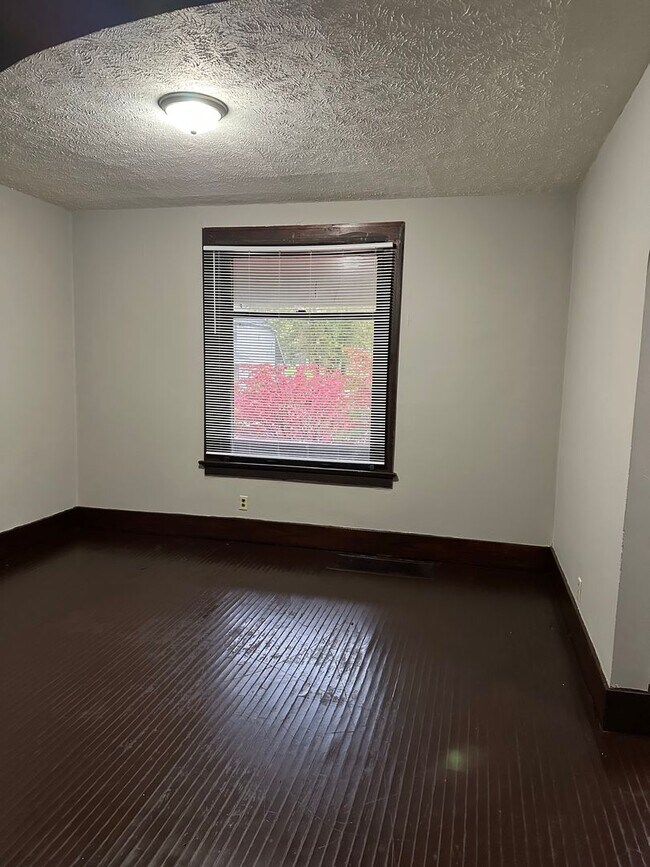 Building Photo - 623 W Creighton Ave
