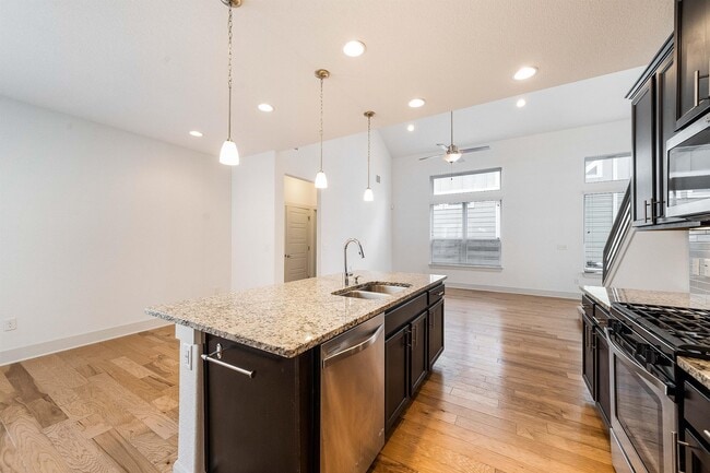 Building Photo - 1408 Casa Dr