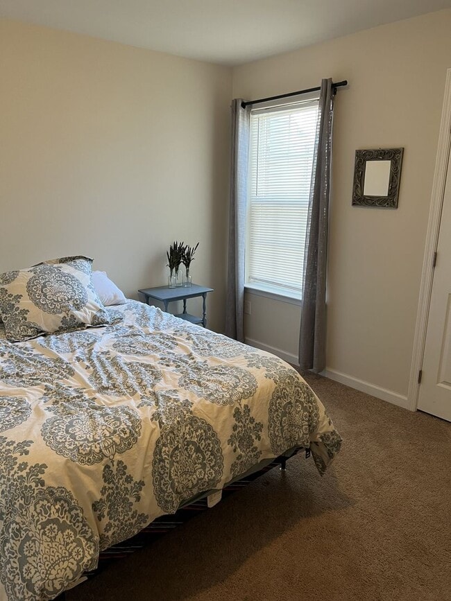 Building Photo - Beautiful like-new townhouse in Parkland school disctrict!