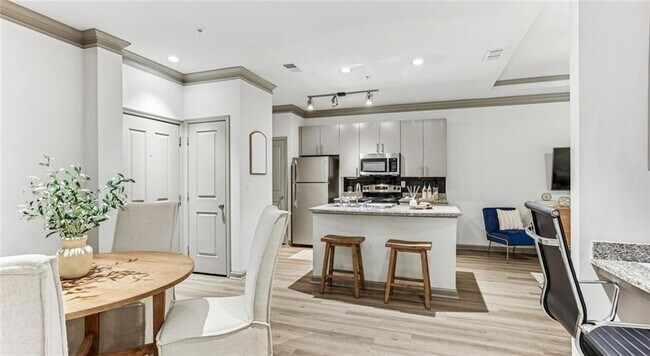 Building Photo - 2910 Clairmont Rd