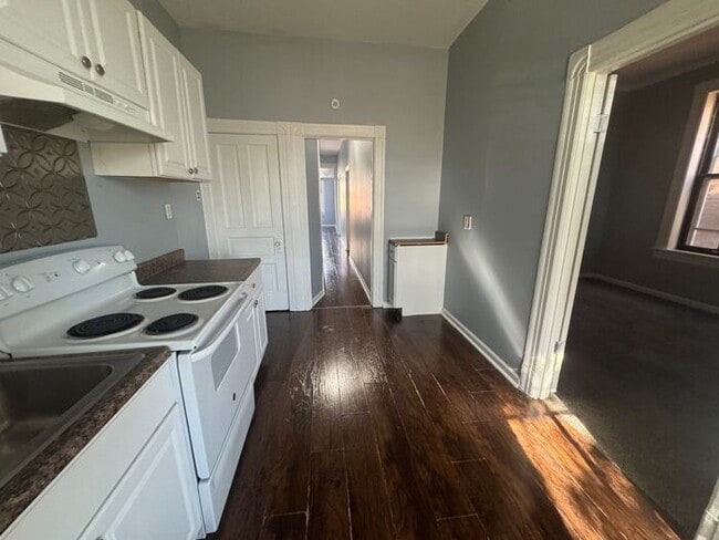 Building Photo - Spacious 2 bed/1bath