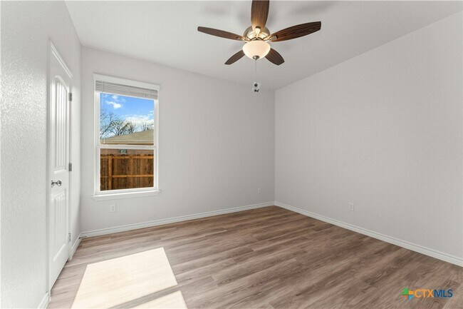 Building Photo - 1118 B Zora Dr