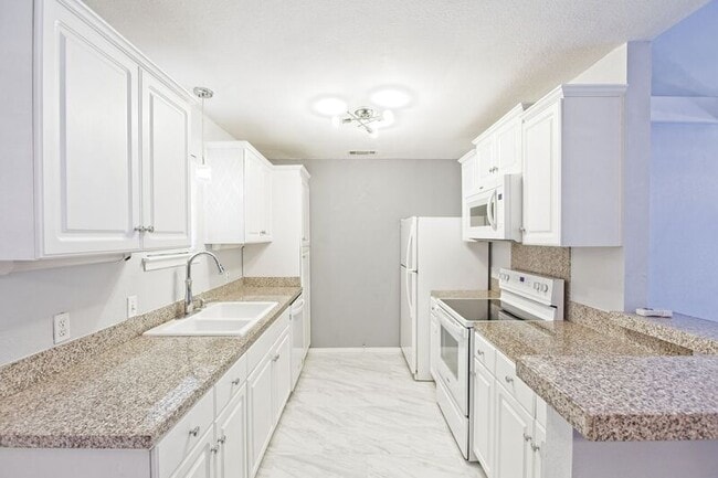 Building Photo - 10590 High Hollows Dr