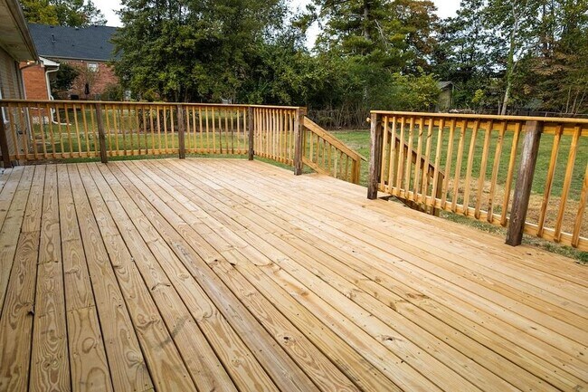 Building Photo - 516 Claremoor Ave