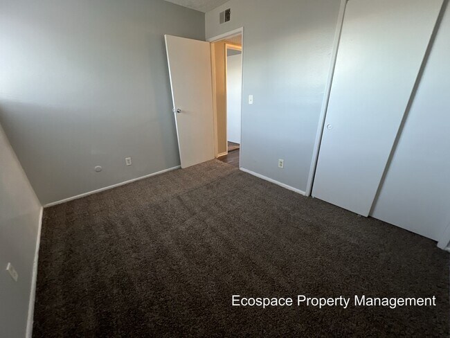 Building Photo - 2 Bedroom 1 Bathroom Garden Level Apartment in Aurora