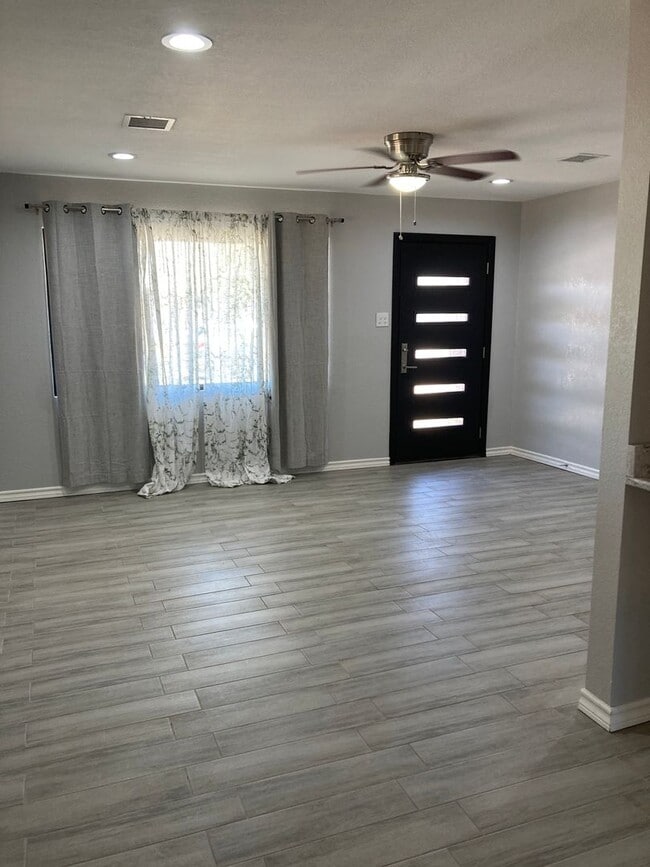 Building Photo - Updated House