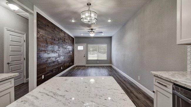 Building Photo - 3 Bedroom / 2 Bathroom super cute house for lease!