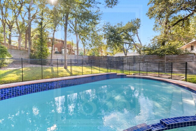 Building Photo - 1705 Deerfield Dr
