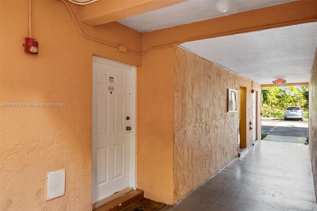 Building Photo - 9405 SW 76th St