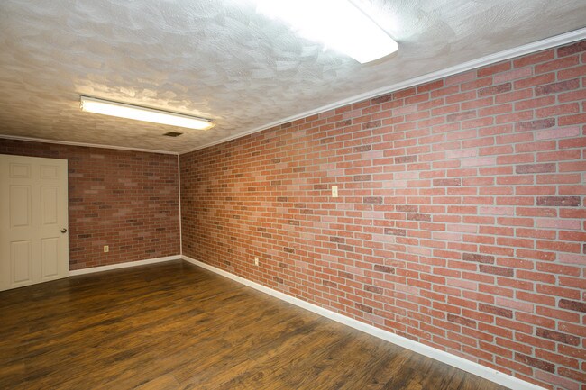 Building Photo - 2712 Sarah St