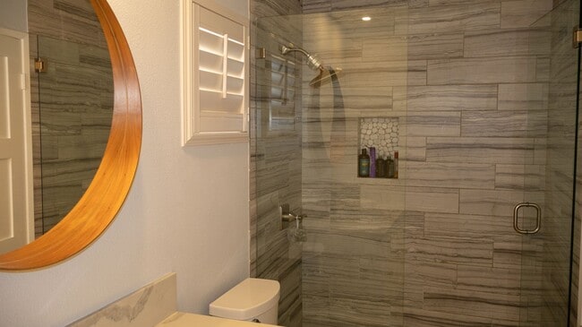 Building Photo - Gorgeous 3 bedrooms 2.5 baths townhome in ...