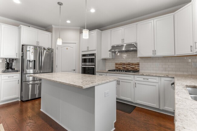 Building Photo - 2825 Dillon Dr