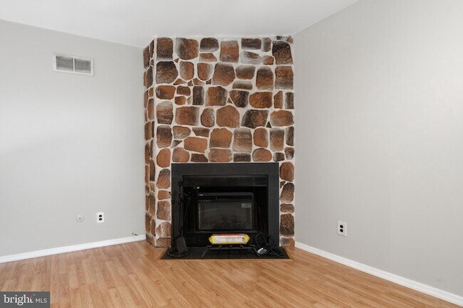 Building Photo - 321B Delancey Pl