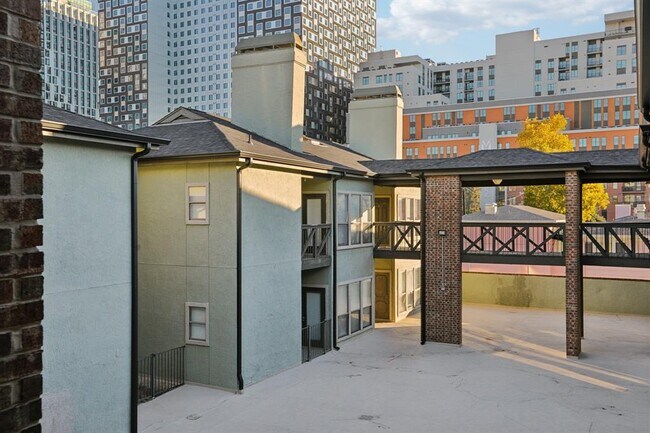 Building Photo - 807 W 25th St