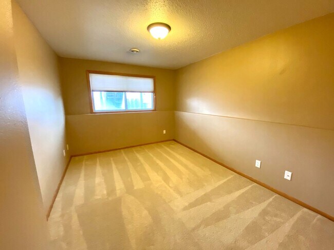 Building Photo - 3 bed Twinhome!!