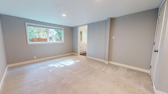 Building Photo - Tracyton 3 Bedroom w/ Tons of Parking & Huge Lot! Avail. 4/15