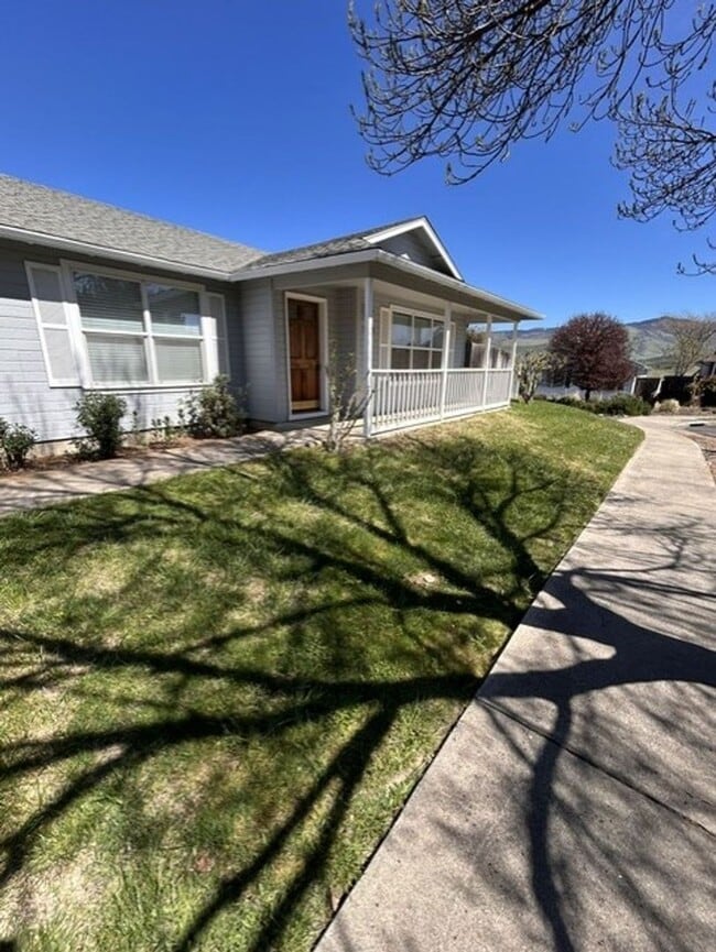 Building Photo - 3 Bedroom 2 Bath Home with a 2 Car Attached Garage