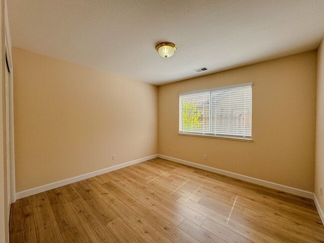 Building Photo - Lovely 3 Bedroom Home!