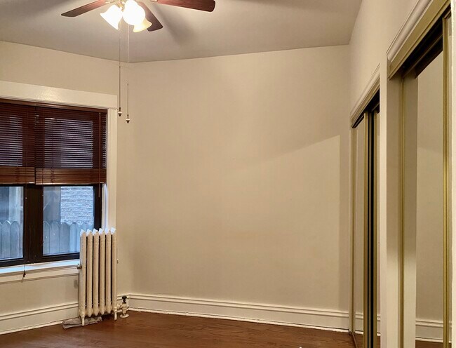 Building Photo - 909 W Gordon Terrace