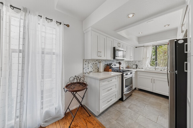 Building Photo - 906 Kings Rd