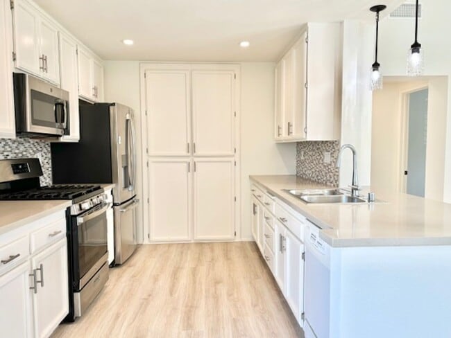 Building Photo - The Colony | Oxnard | 2 Bedroom + 2 Bathroom + Loft