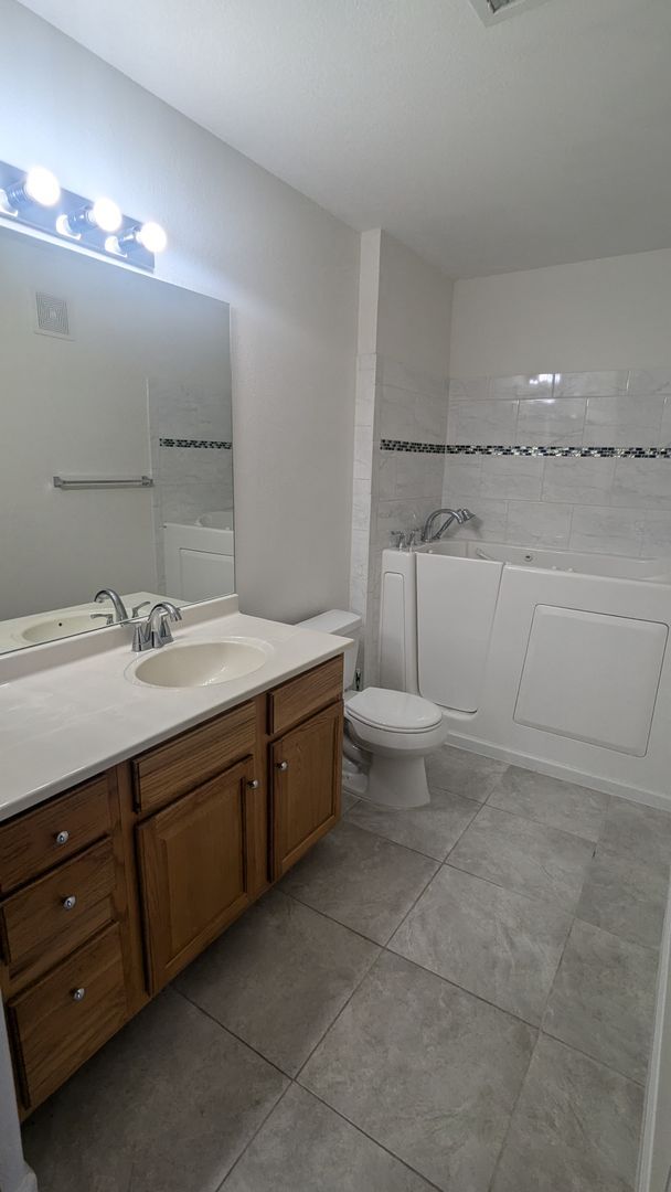 Building Photo - SUPER NICE 2-BDRM, 2-BATH MAIN LEVEL CONDO...