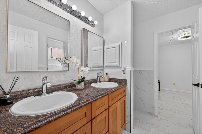 Building Photo - 14310 Royal Hill Dr