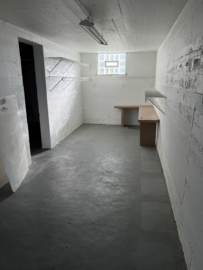 Building Photo - 4964 Oaklawn Dr