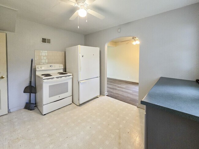 Building Photo - 654/656 Ripley Ave