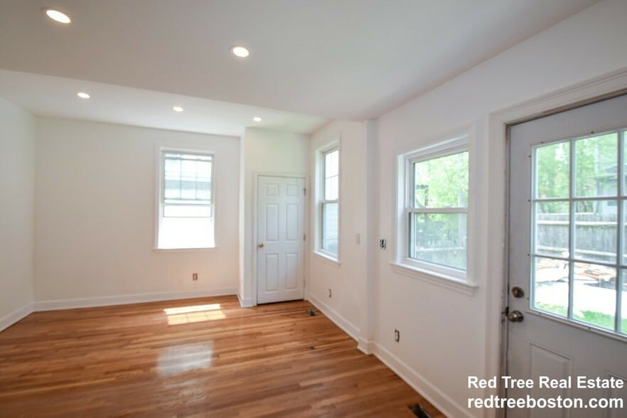 Building Photo - 32 Cedar St