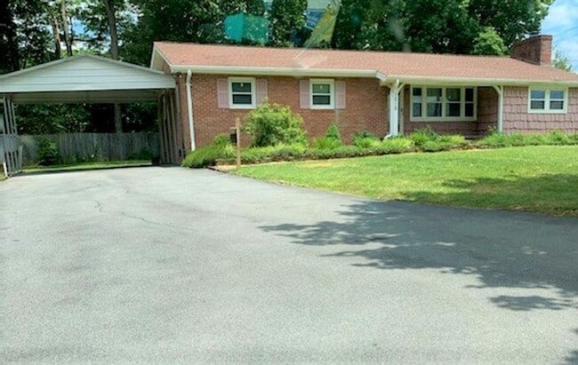 Primary Photo - 3 Bedroom / 2 Bath Brick Home Johnson City...