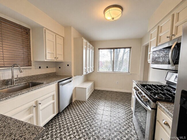 Building Photo - 10 Sycamore Dr