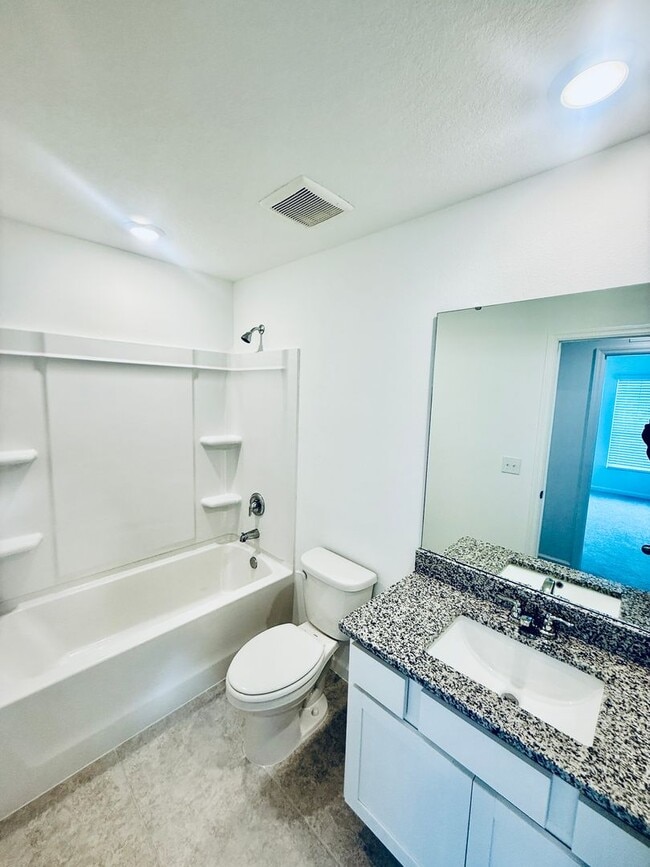 Building Photo - 3 Bed, 2.5 Bath, Corner Unit Townhome