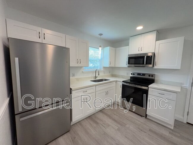 Building Photo - 6733 Applegate St