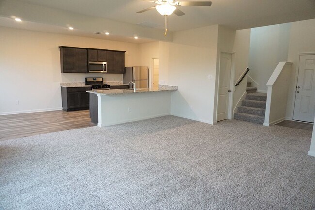 Building Photo - Modern 4 Bedroom Home in Windmill Farms with Community Pools and Trails