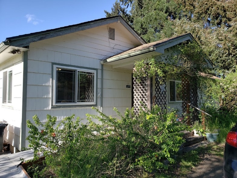 Building Photo - 405 NW Lewisburg Ave