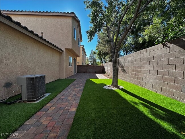 Building Photo - 2649 Heathrow St