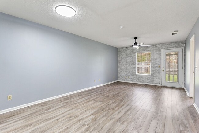 Building Photo - 2 Bedroom 2 Bathroom Gated Community