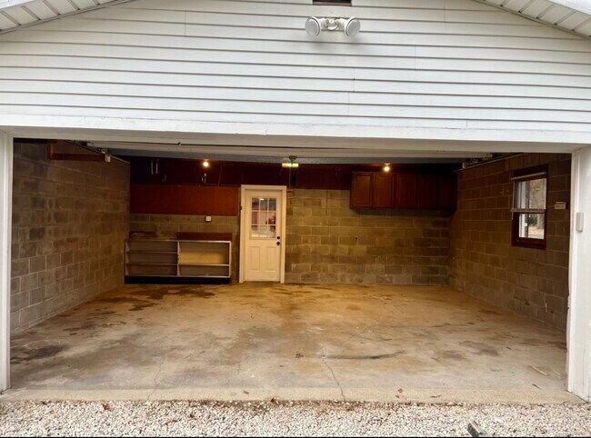 Building Photo - 1207 Rosewood Dr NE