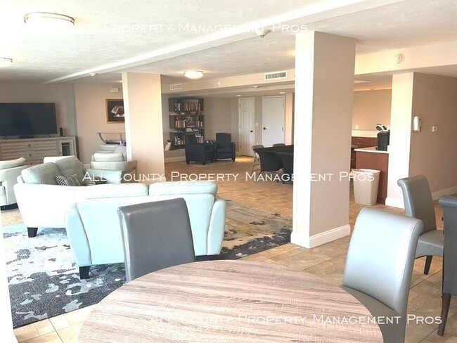 Building Photo - DOWNTOWN PENTHOUSE CONDO WITH CITY VIEW