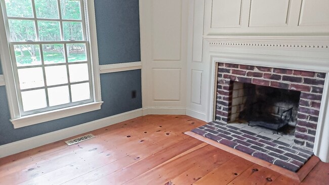 Building Photo - Oversized 4 Bedroom 3.5 Bathroom Home Situ...
