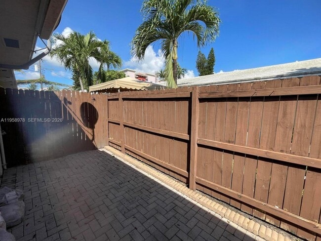 Building Photo - 1021 N Victoria Park Rd