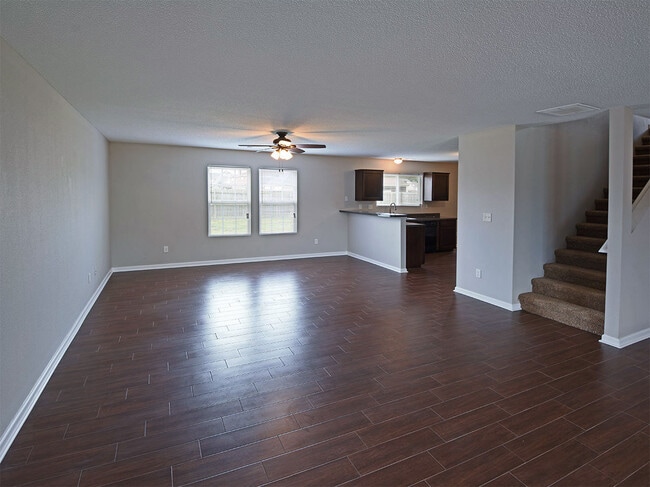 Building Photo - 3 bedroom 2.5 bath over 2,200 sq feet near Hacks Cross and Shelby Dr